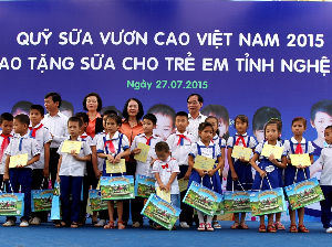 Hàng nghìn trẻ Quảng Ninh được uống sữa miễn phí-Yensaodongduong.com