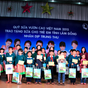 Hơn 64.000 ly sữa cho trẻ em vui Trung thu-Yensaodongduong.com